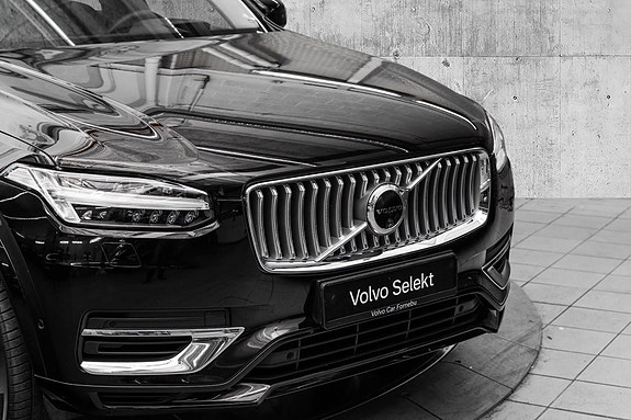 Volvo XC90 2 of 30