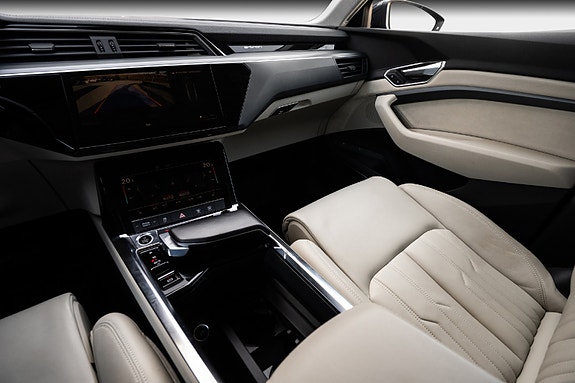 Audi e-tron 14 of 30
