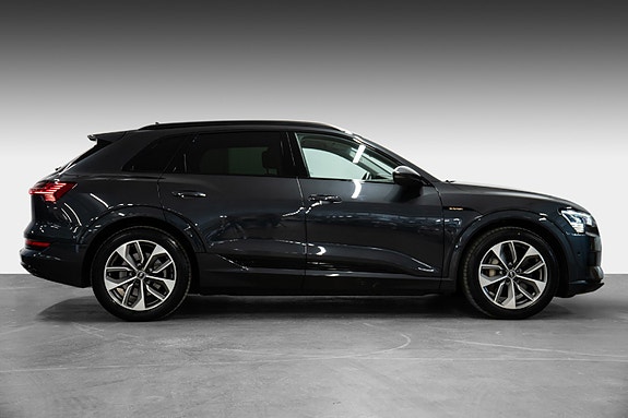 Audi e-tron 7 of 30