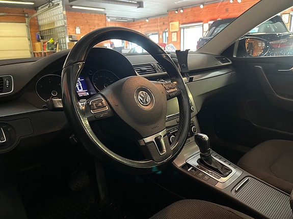 Volkswagen Passat 16 of 27