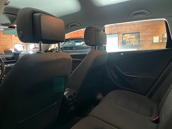 Volkswagen Passat 23 of 27
