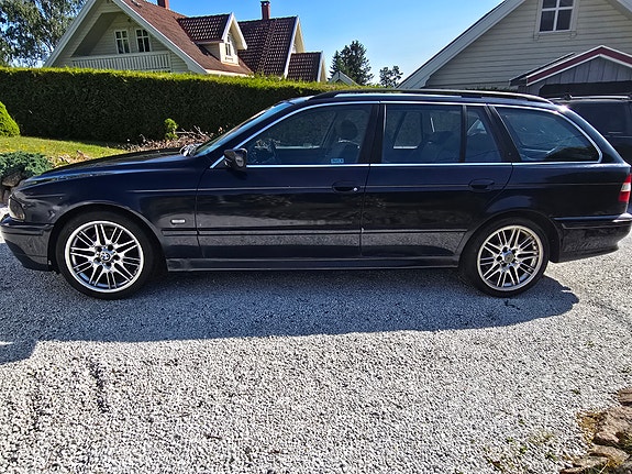 BMW 530i 3 of 12