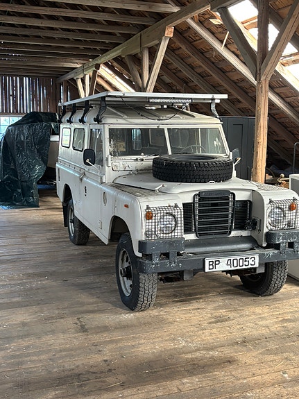 Land Rover 110 2 of 5