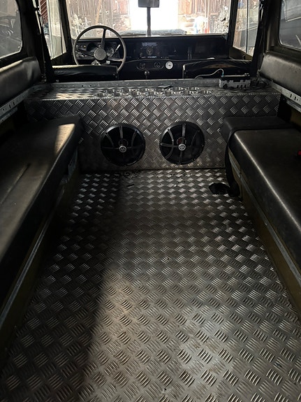 Land Rover 110 4 of 5
