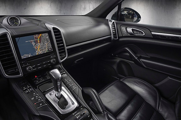 Porsche Cayenne 12 of 30
