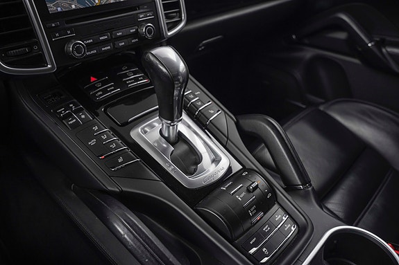 Porsche Cayenne 13 of 30