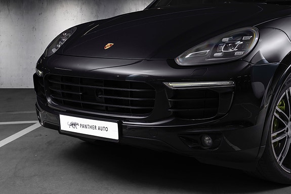 Porsche Cayenne 2 of 30