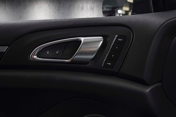 Porsche Cayenne 18 of 30