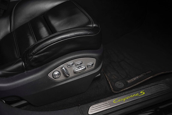 Porsche Cayenne 28 of 30