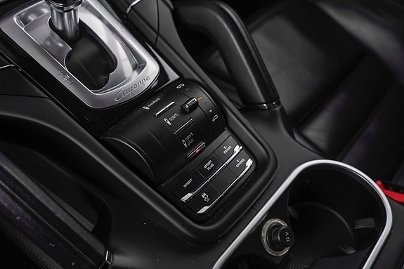 Porsche Cayenne 14 of 30