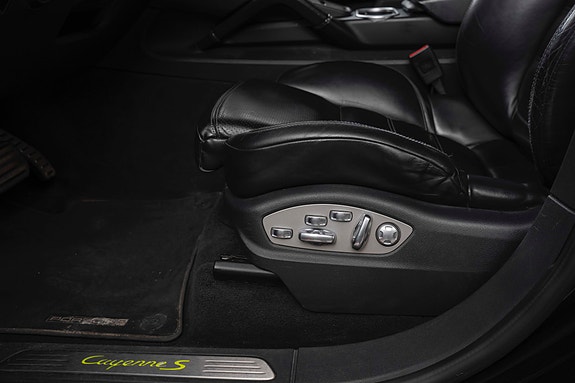 Porsche Cayenne 21 of 30