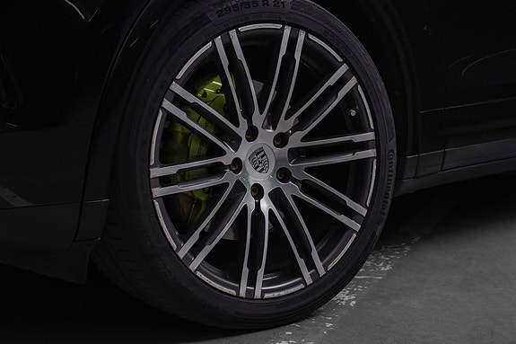 Porsche Cayenne 3 of 30