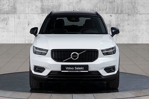 Volvo XC40 2 of 30