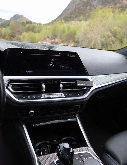 BMW 330e 18 of 21