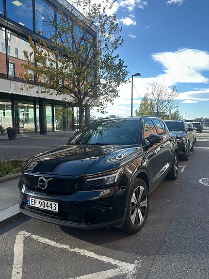Volvo XC40 2 of 12