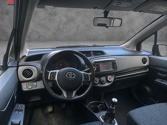 Toyota Yaris 8 of 22