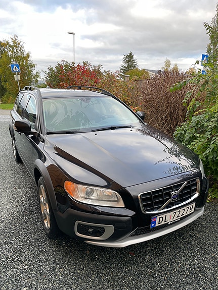 Volvo XC70 2 of 7