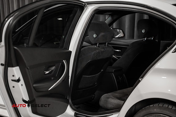 BMW 320i 15 of 30