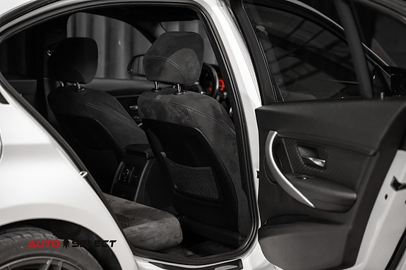 BMW 320i 13 of 30