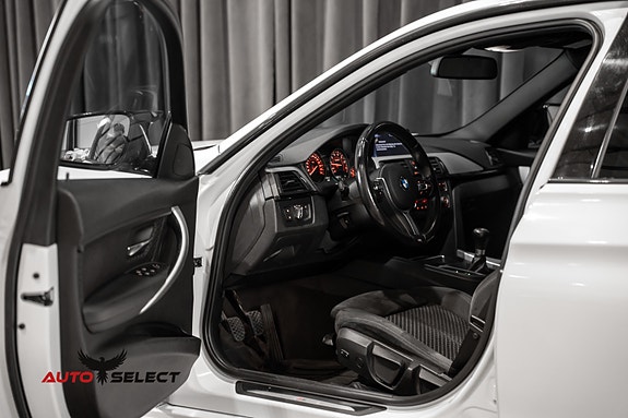 BMW 320i 21 of 30