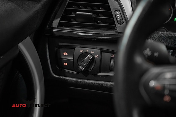 BMW 320i 28 of 30