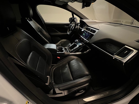 Jaguar I-PACE 17 of 27