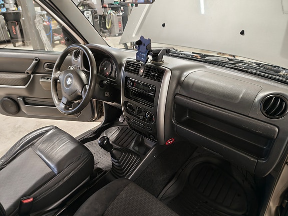 Suzuki Jimny 12 of 15