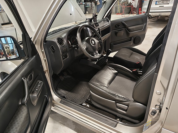 Suzuki Jimny 9 of 15
