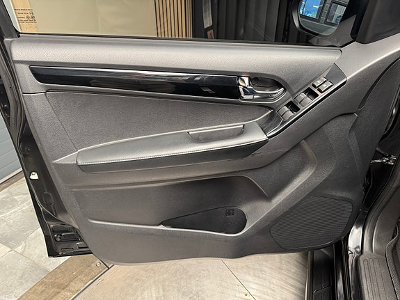 Isuzu D-max 12 of 30