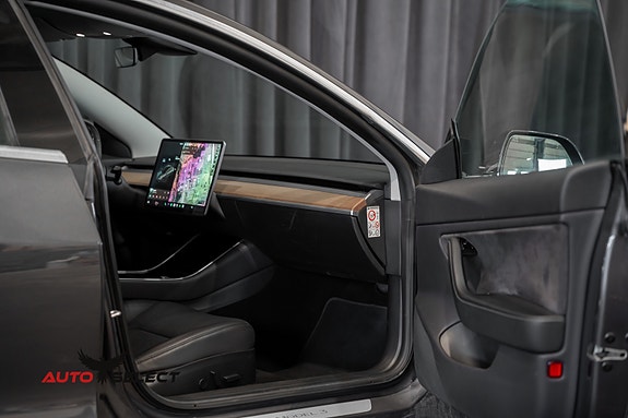 Tesla Model 3 18 of 30
