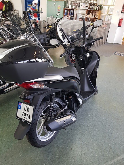 Honda SH 125 2 of 5