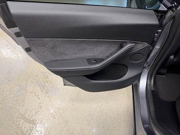 Tesla Model Y 20 of 26