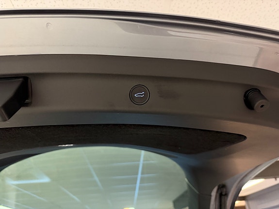 Tesla Model Y 23 of 26