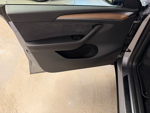 Tesla Model Y 19 of 26