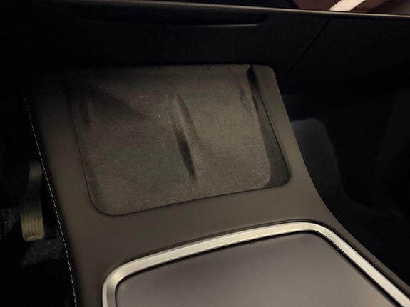 Tesla Model Y 16 of 26