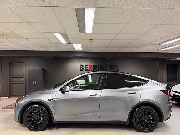 Tesla Model Y 2 of 26