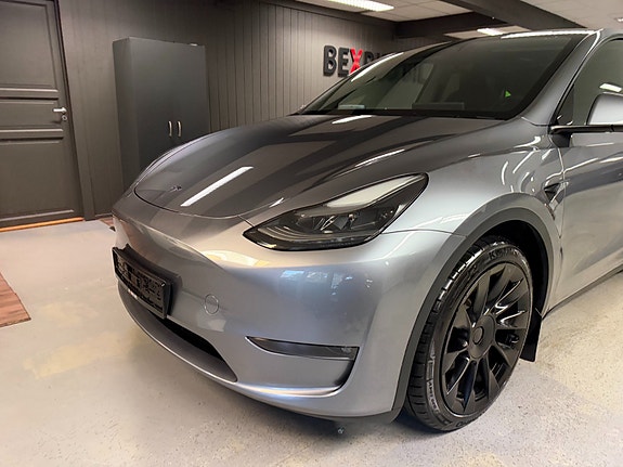 Tesla Model Y 5 of 26