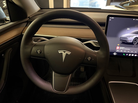 Tesla Model Y 10 of 26