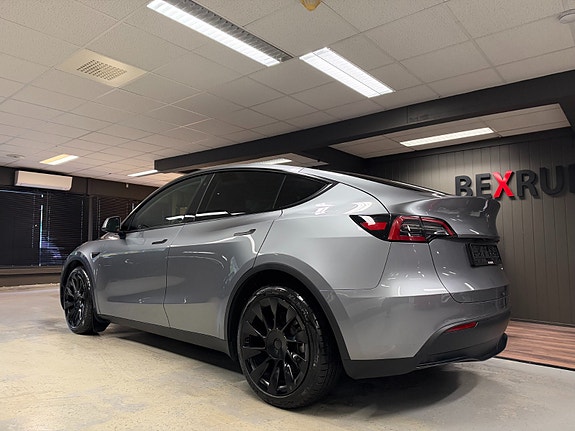 Tesla Model Y 3 of 26