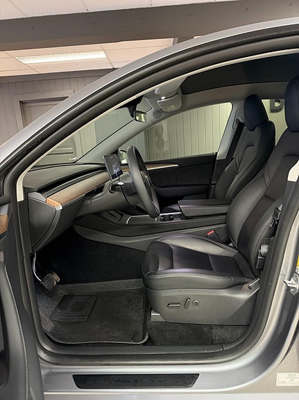 Tesla Model Y 8 of 26