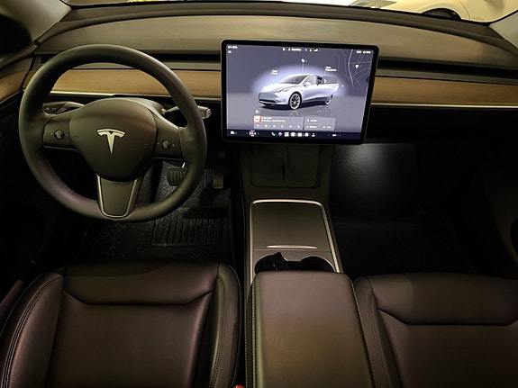 Tesla Model Y 9 of 26