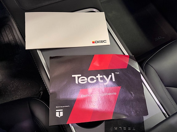 Tesla Model Y 24 of 26