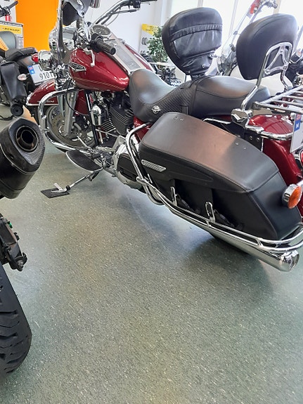 Harley-Davidson FLHRC Road King Classic 3 of 5