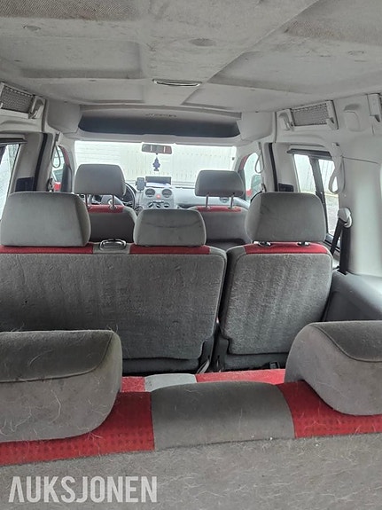 Volkswagen Caddy Maxi 16 of 27