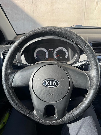 Kia Picanto 9 of 12