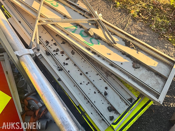 Andre Parti skilter, skiltrammer og stolper til veiarbeid 13 of 22