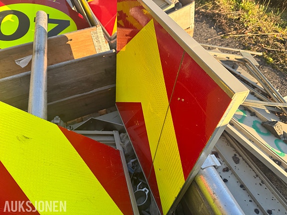 Andre Parti skilter, skiltrammer og stolper til veiarbeid 10 of 22