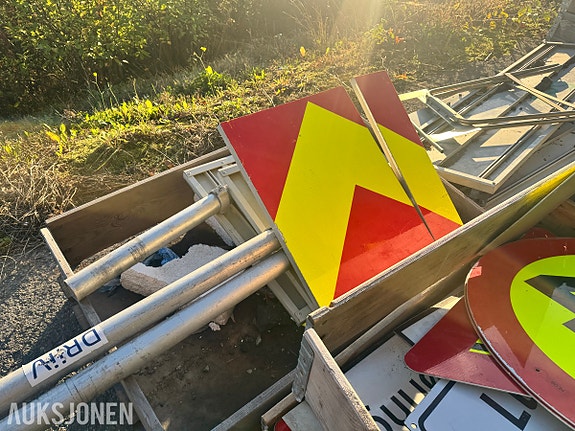 Andre Parti skilter, skiltrammer og stolper til veiarbeid 5 of 22