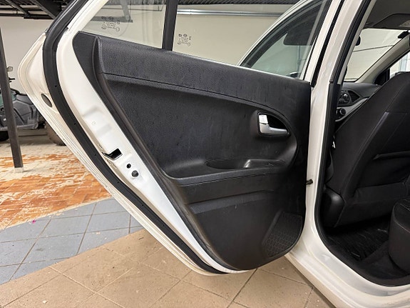 Kia Picanto 8 of 30