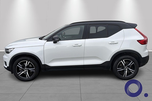 Volvo XC40 2 of 15